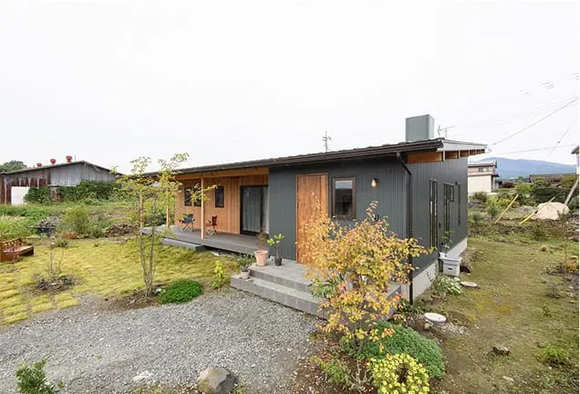 グレーと木目を組み合わせた平屋住宅の外観