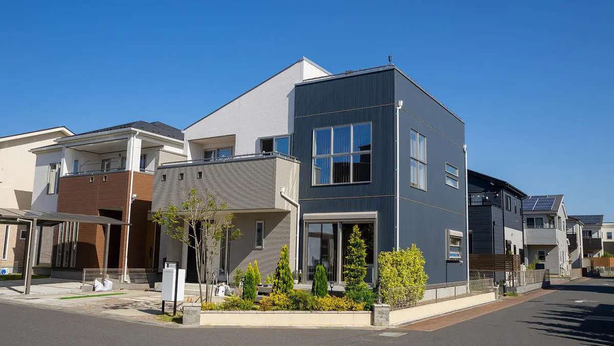 グレーとホワイトを基調とした新築戸建ての外観