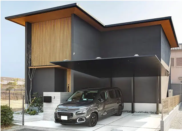 カーポート付きで車が停められた新築戸建ての外観
